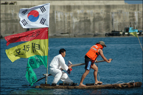 경주가 끝나고 뗏목의 승선을 원하는 관광객들에게는 기회가 주어집니다 